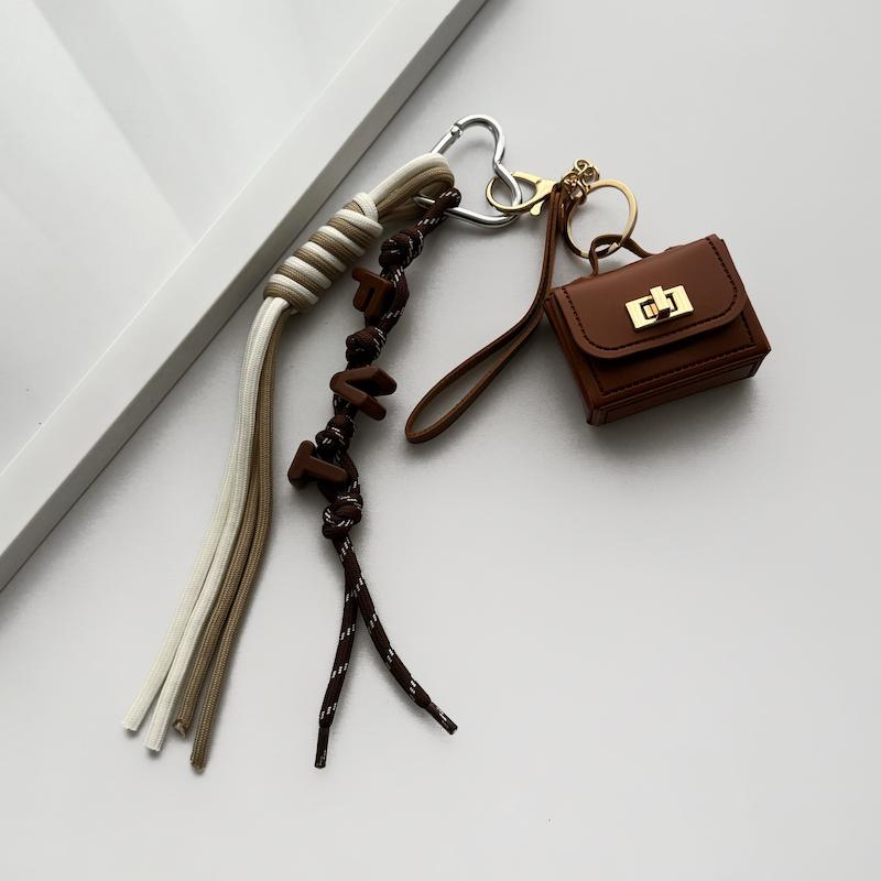 چارم کیف قهوه‌ای سگک دار