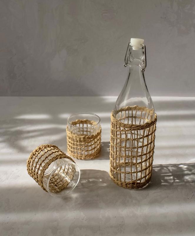 بطری و لیوان دور حصیر ۹۰۱۴