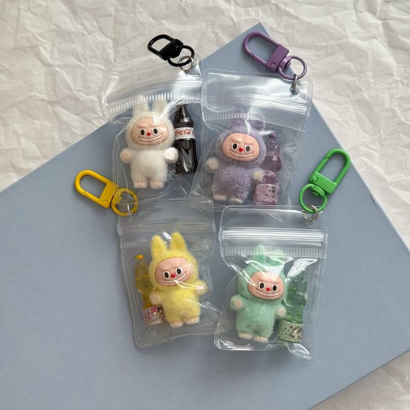 آویز لبوبو با کوکاکولا 