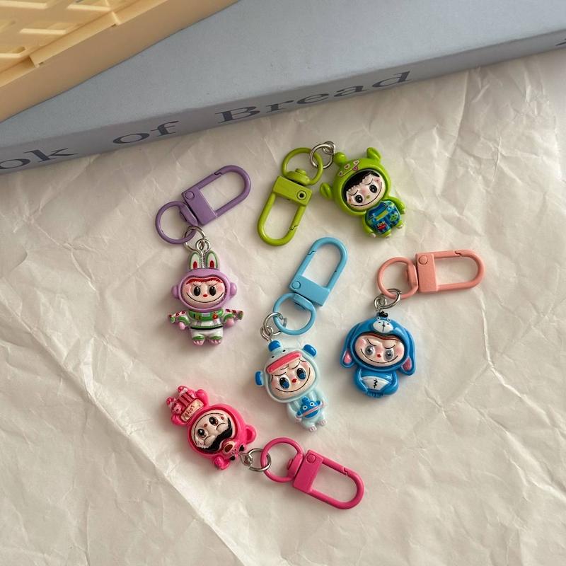 آویز فانتزی لبوبو بازیگوش