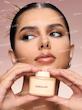 پودر فیکساتور آرایش بی‌رنگ و رنگی SHEGLAM – مدل Banana / Translucent – حجم 10گرم