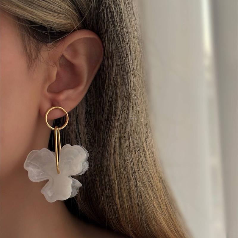 گوشواره گل شیشه‌ای سفید