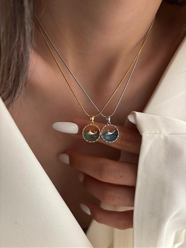 گردنبند وال شناور