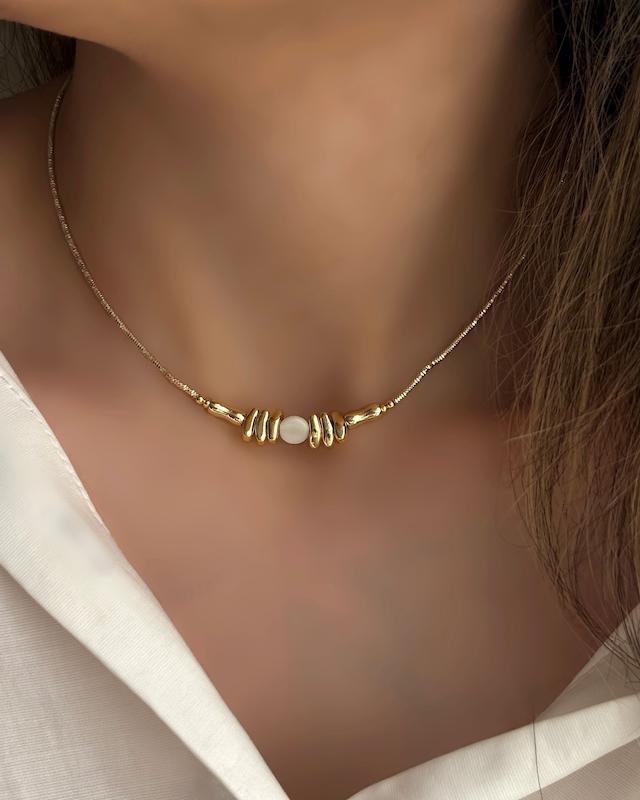 گردنبند مهره سفید طرح طلا