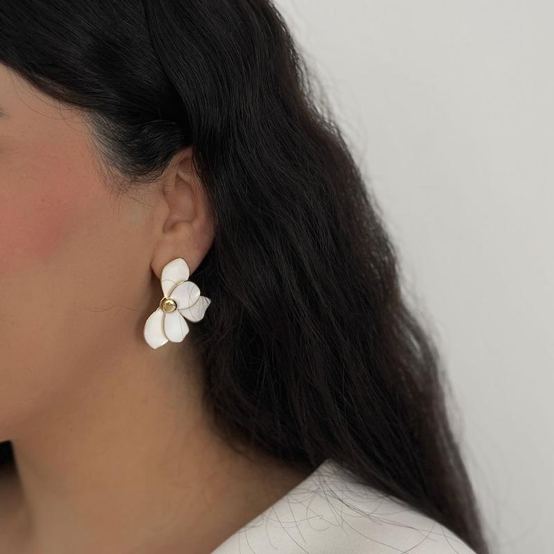 گوشواره گل میناکاری سفید 