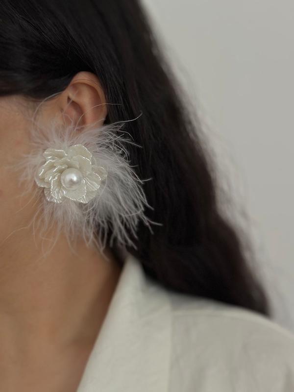 گوشواره گل پر سفید 