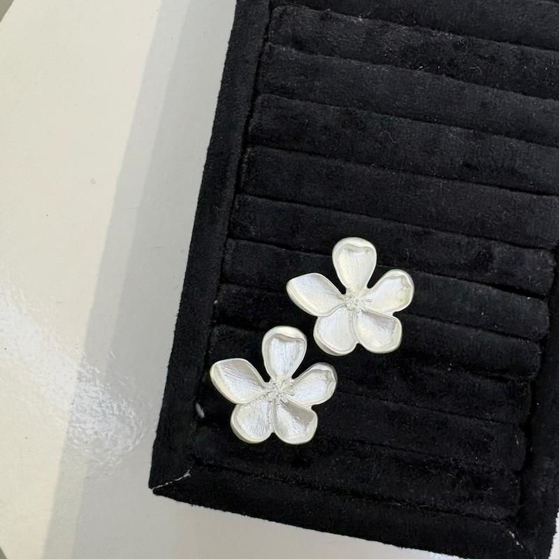 گوشواره پنج گلبرگ سفید