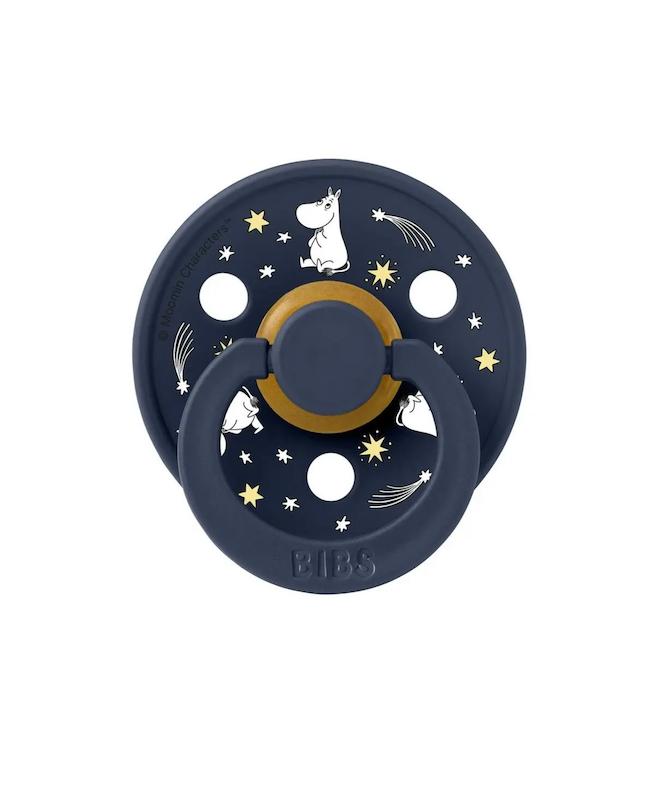 پستانک بیبس مدل Colour طرح مومین و آسمان شب (BIBS x Moomin Colour - G.Night Fri. D.Space 6M+)