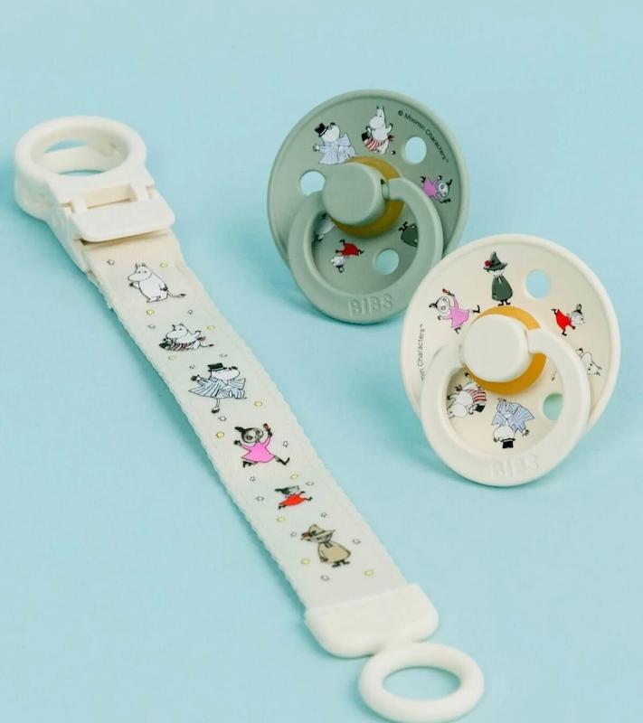 بند پستانک بیبس مدل Loop کلکسیون مومین رنگ عاجی (BIBS Loop Pacifier Clip X Moomins - Ivory)