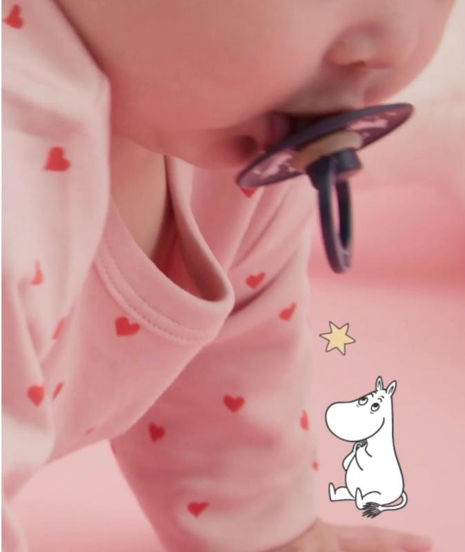 پستانک بیبس کلکسیون مومین مدل Dreaming رنگ صورتی روشن (BIBS x Moomin Colour Dreaming - Baby Pink 6+M)
