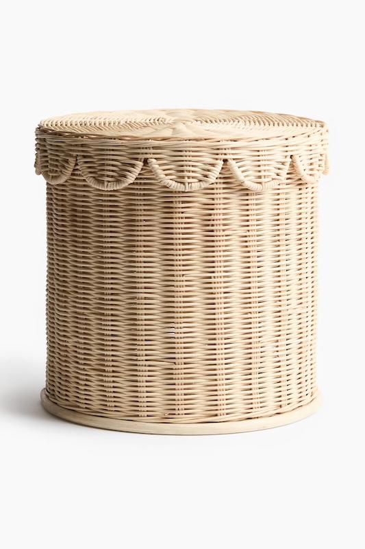صندلی و سبد حصیری دردار طرح چین‌دار اچ اند ام (H&M Handmade Rattan Storage Stool)