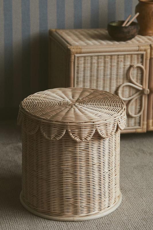 صندلی و سبد حصیری دردار طرح چین‌دار اچ اند ام (H&M Handmade Rattan Storage Stool)