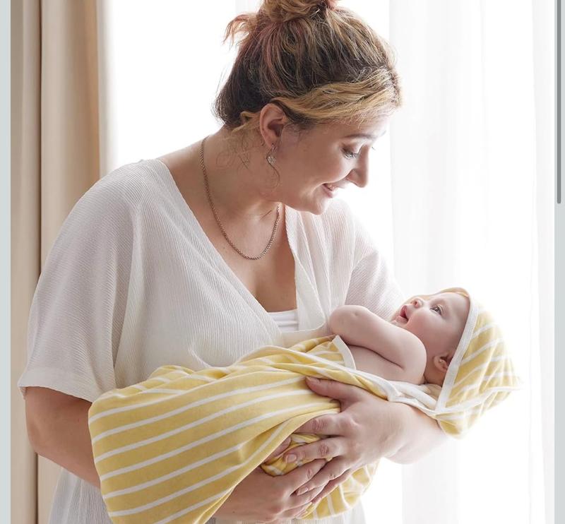پک ۲ عددی حوله کلاه‌دار نوزاد مامکوزی طرح لیمو (Momcozy Baby Towels - Lemon)