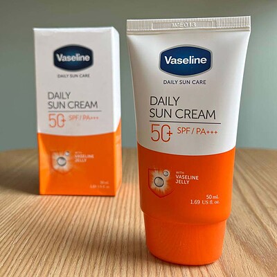 کرم ضد آفتاب بی رنگ وازلین SPF50+ محافظت کننده در برابر uva uvb 