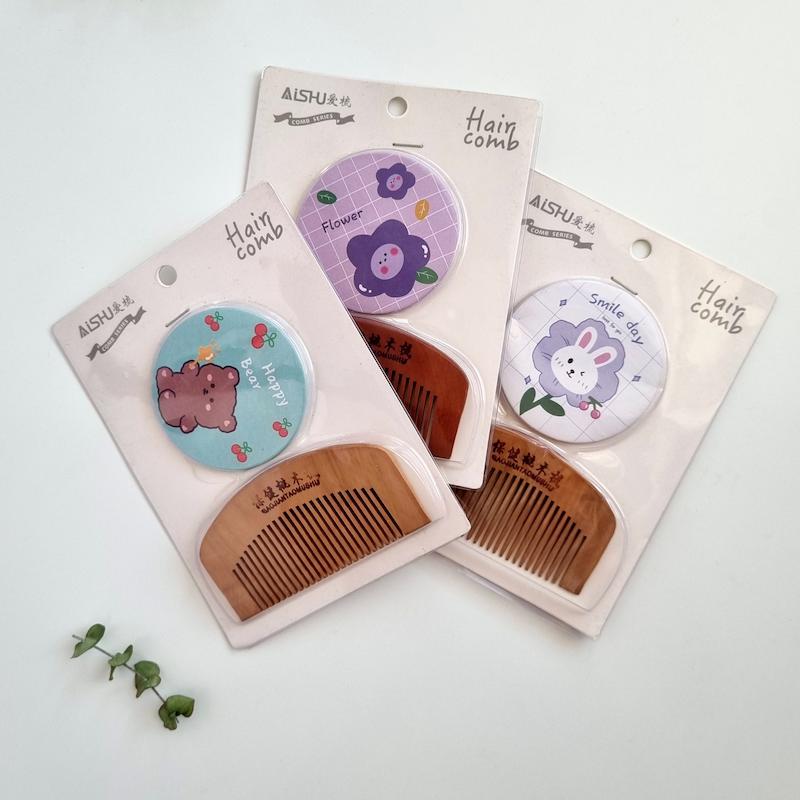 آینه و شانه چوبی