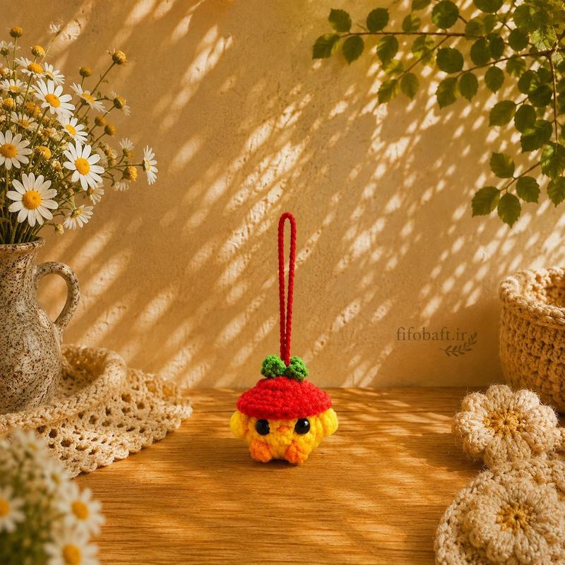 عروسک دست‌بافت مخملی جوجه کلاه گوجه ای