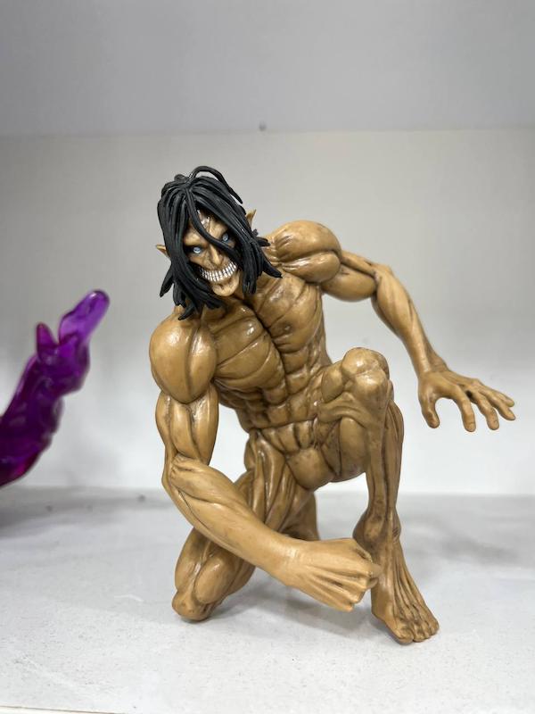 فیگور اتک تایتان ارن نشسته