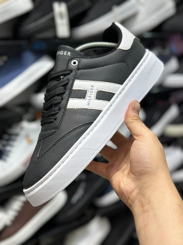ونس Tommy Hilfiger