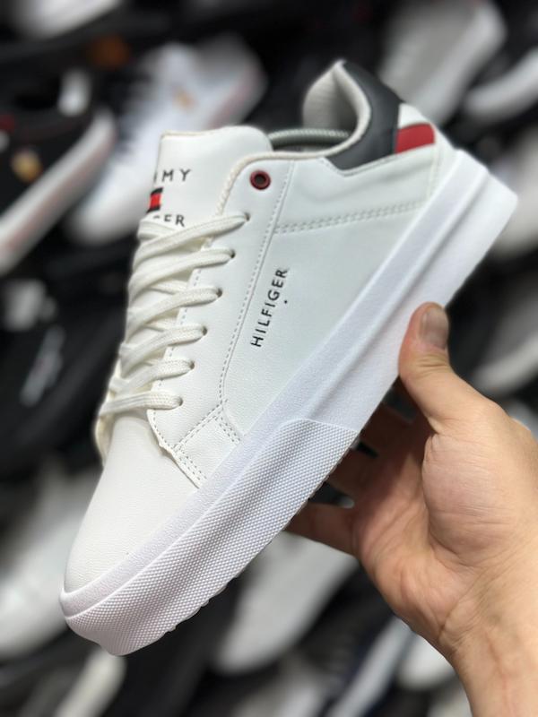 ونس Tommy Hilfiger