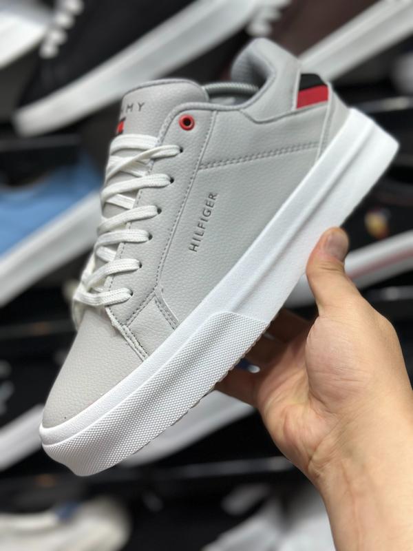 ونس Tommy Hilfiger