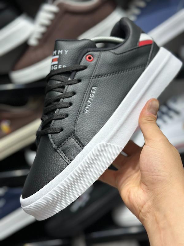ونس Tommy Hilfiger