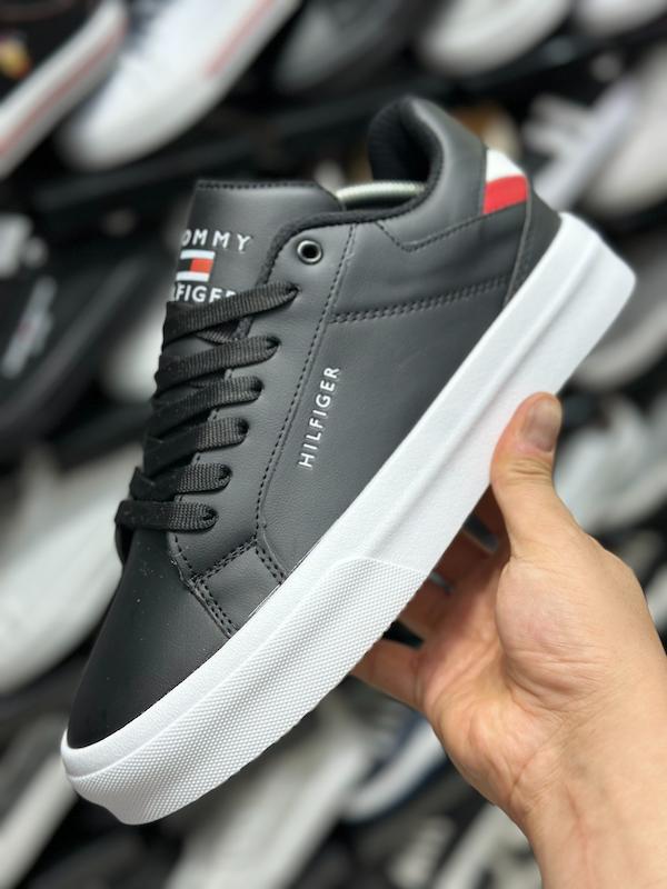 ونس Tommy Hilfiger