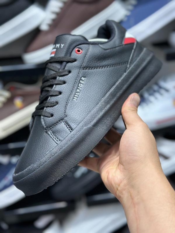 ونس Tommy Hilfiger