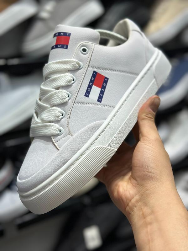 ونس Tommy Hilfiger