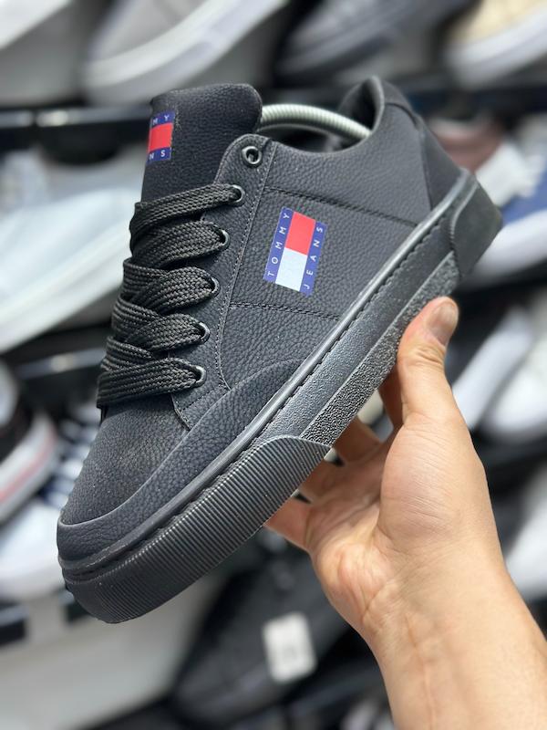 ونس Tommy Hilfiger