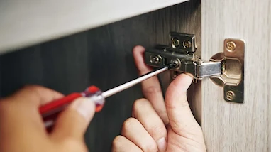 چطور لولای آرام‌بند کابینت را نصب کنیم