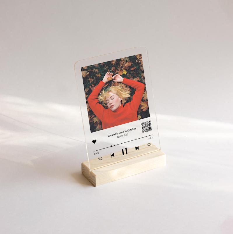 قاب موسیقی  Girl In Red
