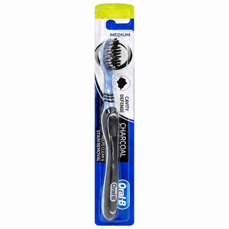 نمای مورب بسته‌بندی مسواک Oral-B Charcoal با برس متوسط و نوشته‌های Cavity Defense و Charcoal