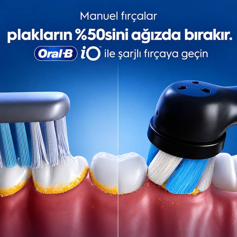 نمای نزدیک برس مسواک Oral-B با الیاف بلندتر و ساختار ضربدری برای دسترسی به فاصله بین دندان‌ها