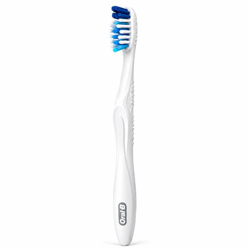 نمای زاویه‌دار از الیاف چندرنگ و سر سفید مسواک دستی Oral-B Pro-Expert Clinical