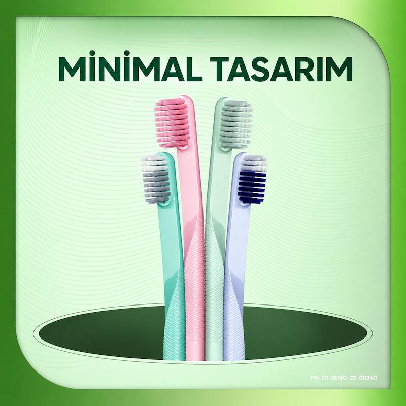 نمای نزدیک سر مسواک Sensodyne با الیاف سفید و آبی تیره و توضیح دسترسی بهتر به نواحی دشوار دهان