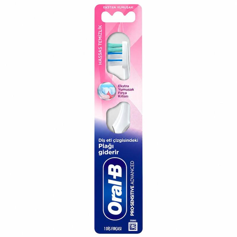 نمای نزدیک دسته سفید مسواک Oral-B با نشان سبزآبی برند و قسمت برجسته سبزآبی برای گرفتن مسواک