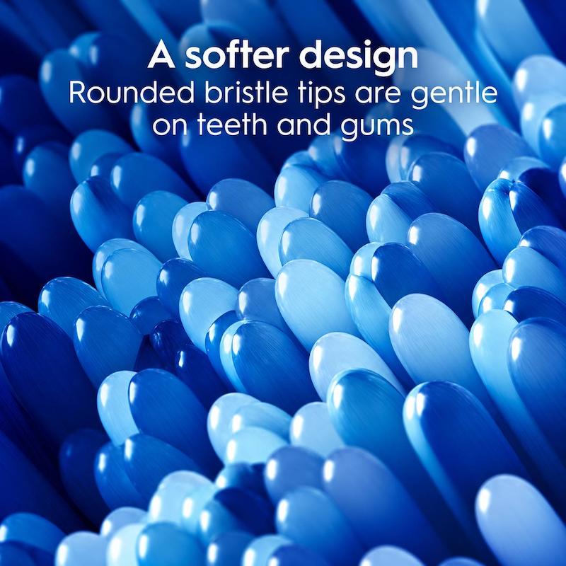 نمای نزدیک سر مسواک Oral-B با الیاف چندرنگ سبزآبی، آبی روشن و سفید و بدنه سفید برس