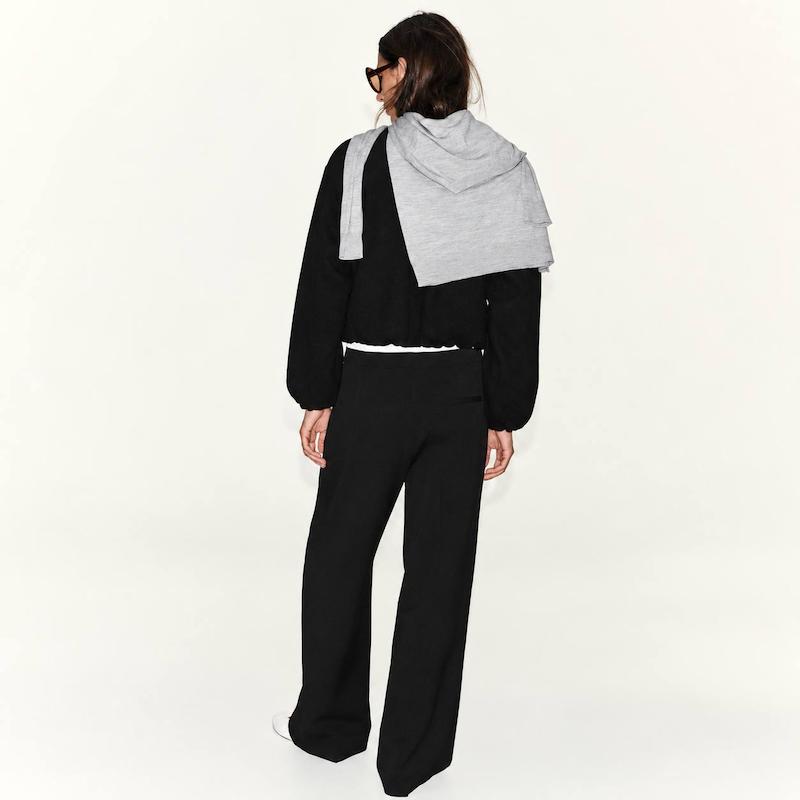 نمای پشت استایل با شلوار زنانه زارا مشکی و پاچه عریض