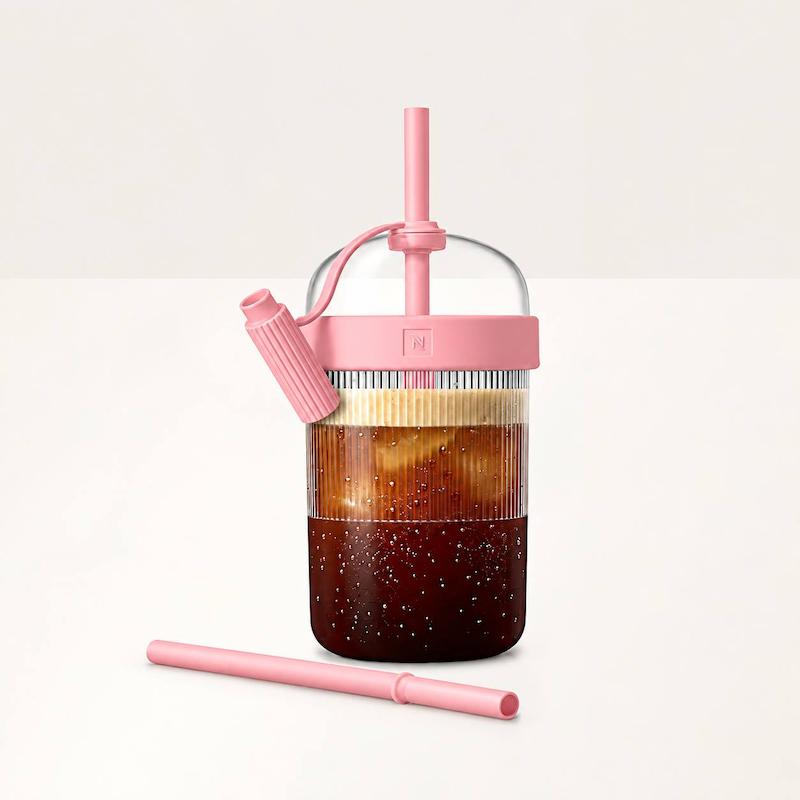 لیوان نوشیدنی نی‌دار پمپی صورتی با بدنه شفاف و درپوش گنبدی