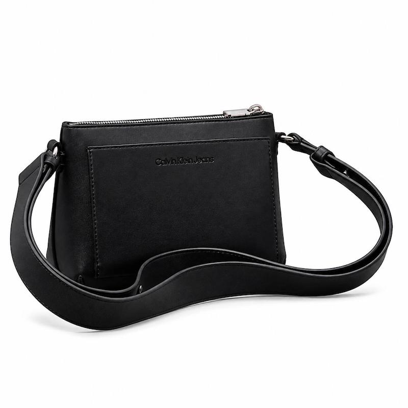 نمای جلوی کیف دوشی زنانه Calvin Klein مشکی مدل Sculpted Camera Pouch21 Mono