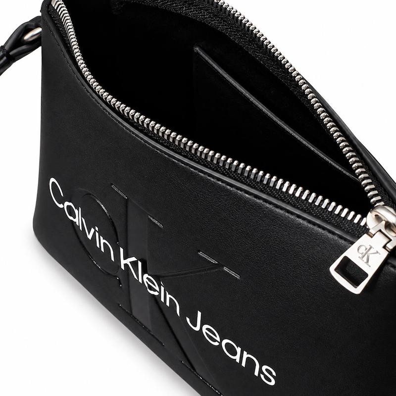 نمای پشت کیف دوشی زنانه Calvin Klein مشکی با جیب خارجی