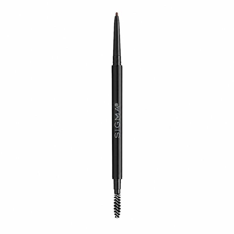 مداد ابرو سیگما Fill + Blend رنگ Medium Brow در حال طراحی ابرو