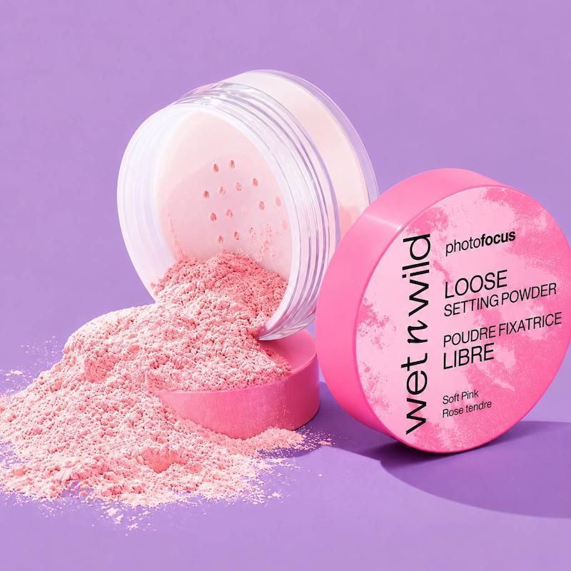 نمای نزدیک درِ صورتی پودر فیکس ویت اند وایلد Photo Focus با نام رنگ Soft Pink