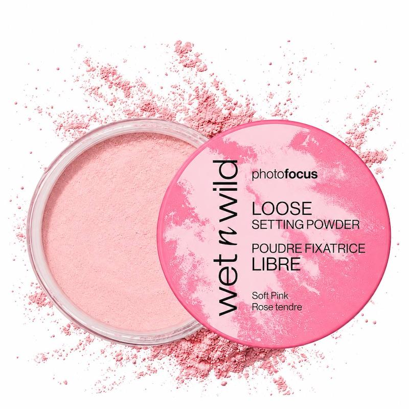 پودر فیکس ویت اند وایلد Photo Focus رنگ Soft Pink با ظرف باز و پودر صورتی روی پس‌زمینه بنفش