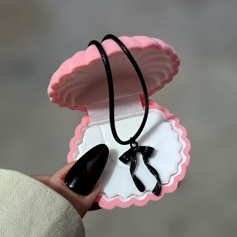 گردنبند پاپیون مشکی کد ۴۷۳