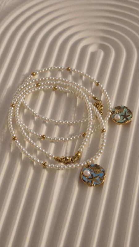 گردنبند مدل مروارید با پلاک میناکاری