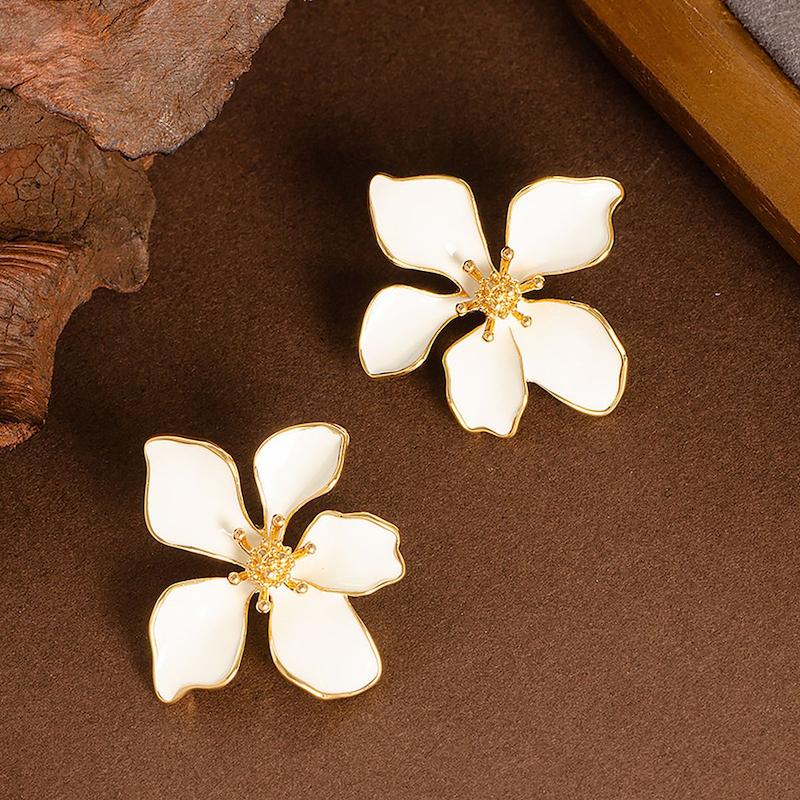 گوشواره مدل گل سفید