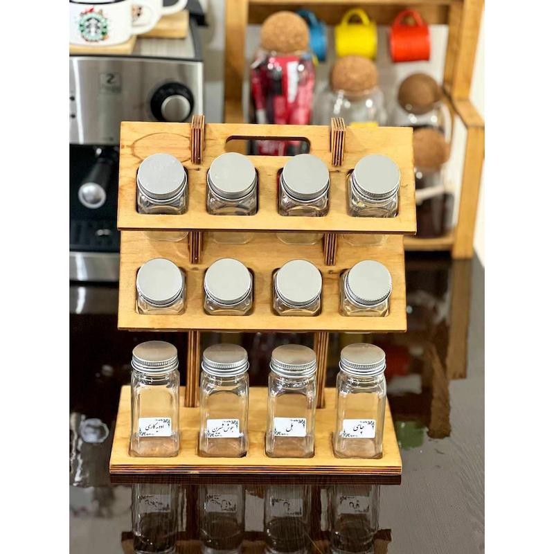 استند مک کارتی ایستاده 