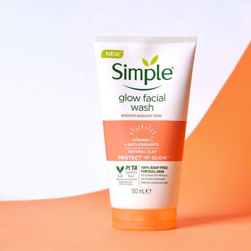 ژل شستشو روشن کننده ویتامین سی سیمپل Glow Simple