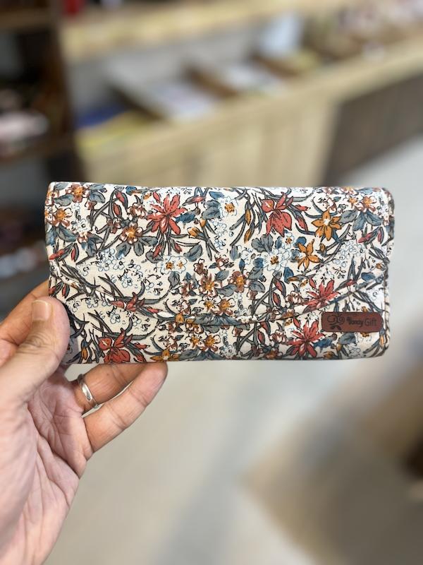 کیف پول طرح گل و شاخه